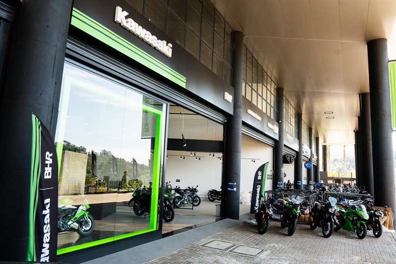 Fachada da concessionária Kawasaki construída pela Brixmart